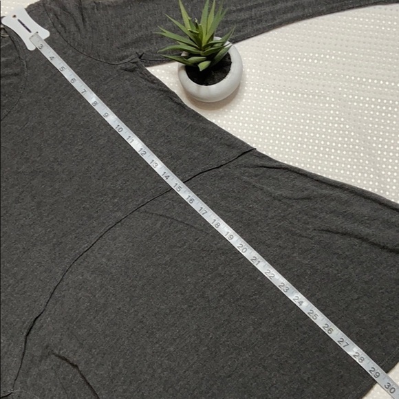 EASEL Gray Asymmetric Hem Top - Picture 7 of 8